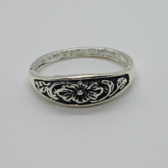 Set of 4 Costume Silver-Toned Rings - Picture 5 of 7